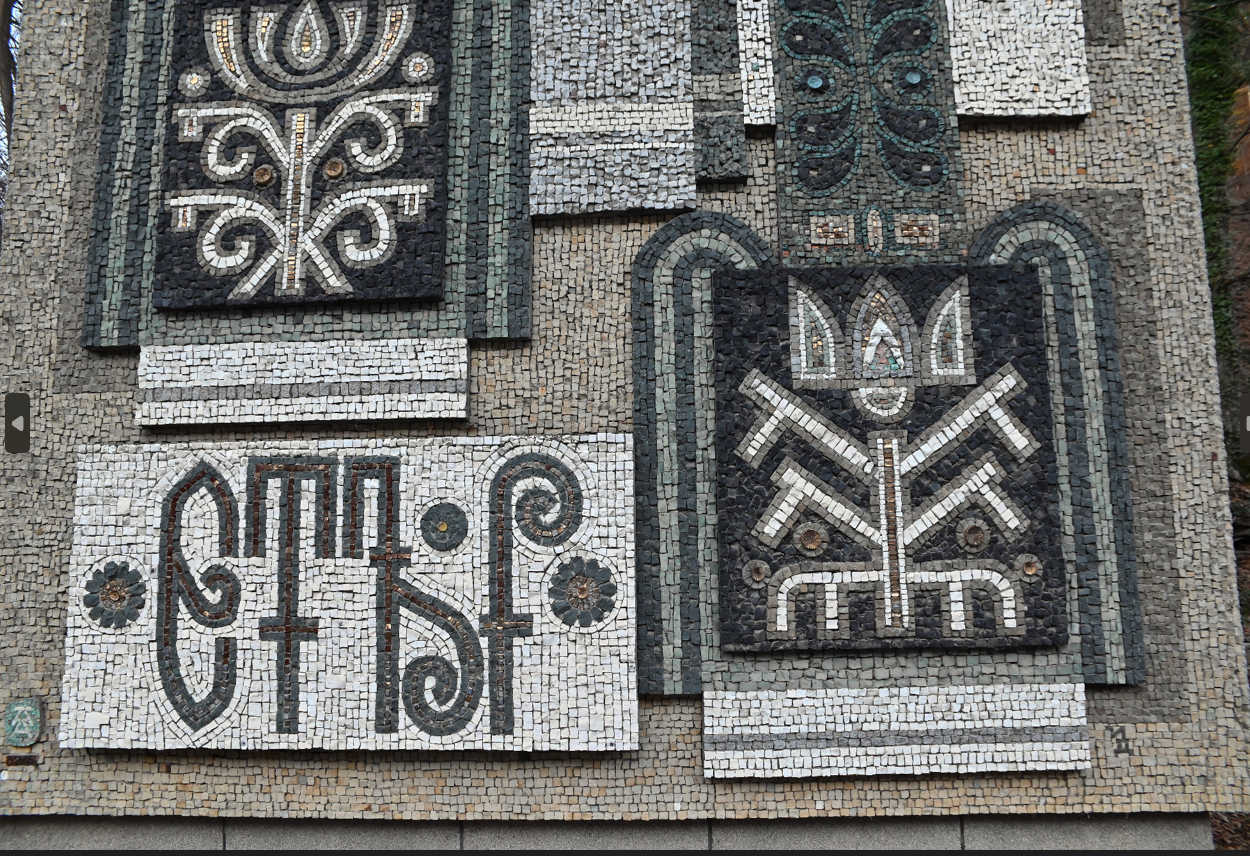 Реставрация на увреден фрагмент от мозаечното пано пред входа на музей „Етър“